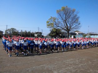 業前運動の様子。規律ある整列態形